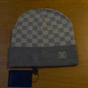 Mössa - Helt ny mössa. Aldrig använd. One size. Fraktar inom 24 timmar. 