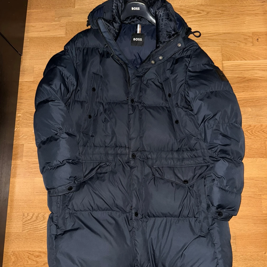 Svart dunjacka från Boss