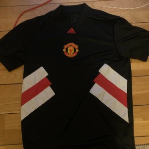 Vintage aktig Manchester United Tröja i Svart  - ”Vintage aktig” Man Utd köpt i en fotbolls butik inne på Disneyland, Los Angeles för ≈150$ och eftersom det tufft att vara en United supporter så listas denna för 800. Storlek S, skick 9/10, övriga frågor/bilder kontakta mig, pris kan diskuteras :)
