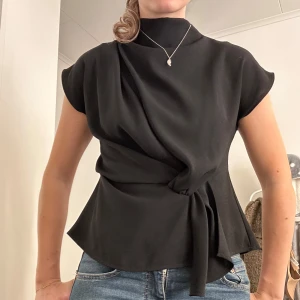 Svart festtopp - Från Zara. Strl S. Knappt använd. PERFEKT till fest💕