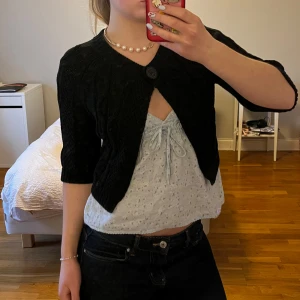 Trekvartsärmad kofta - Trekvartsärmad kofta från Esprit. Så fin att ha över en topp eller klänning, perfekt nu till våren/sommaren. Inga defekter alls. Säljer pga rensar min garderob💕