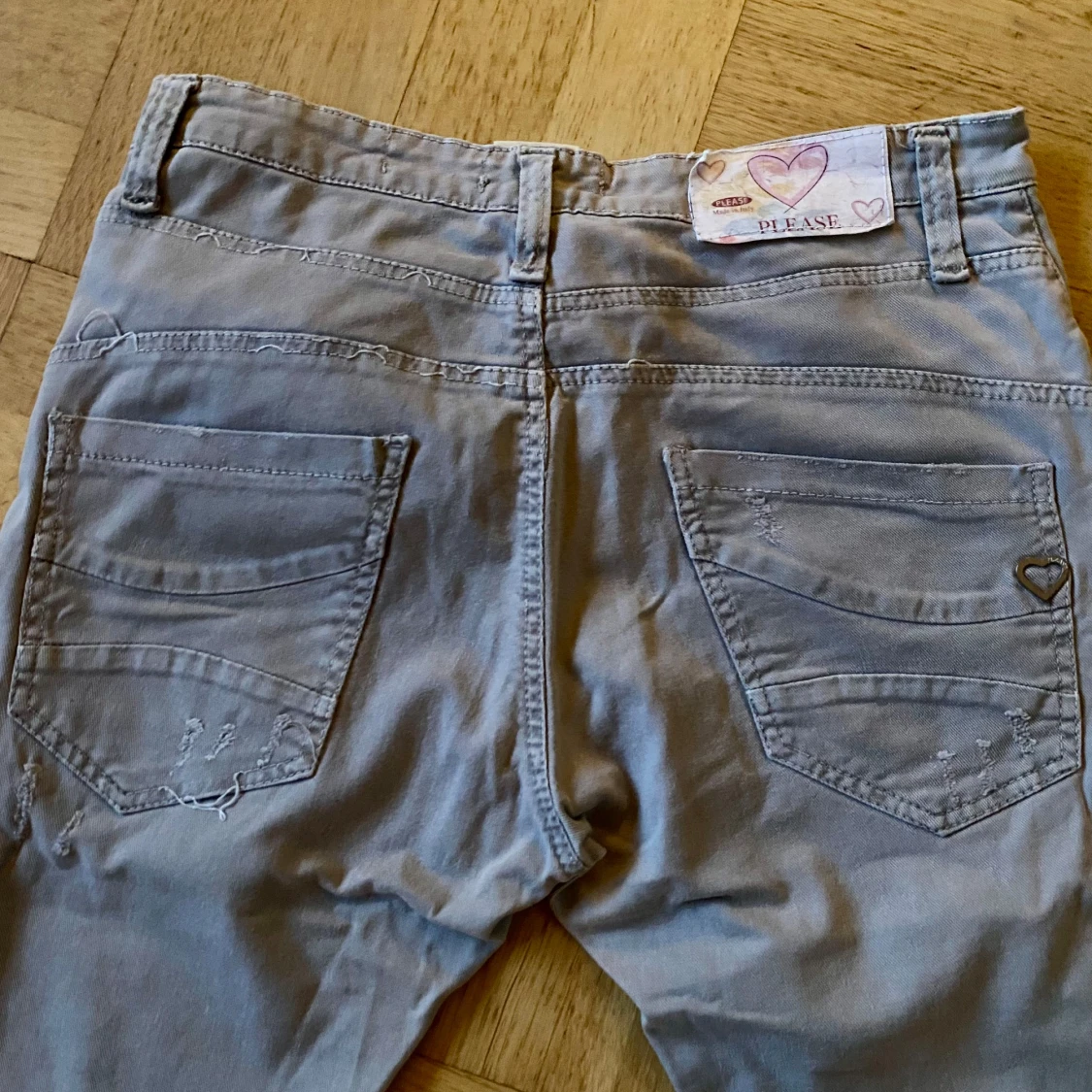 Grå/beiga byxor från Please - 1