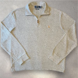 Grå Polo Ralph Lauren quarter zip - Säljer en grå quarter zip från Ralph lauren. Storlek S. Liten fläck längst ner i högra hörnet, se sista bilden. Finns för avhämtning i Uppsala eller frakt via Plick, skriv vid frågor!