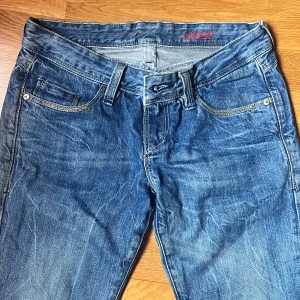 Blå jeans från Cross - Lågmidjade blåa jeans från cross, passformen är straight med lite flare🫶strl S, passar 32/34