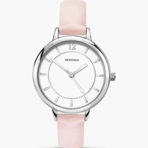Elegant klocka från Sekonda - Snygg klocka från Sekonda med en stilren vit urtavla och silverfärgad boett. Klockan har ett ljusrosa skinnarmband som ger en feminin touch. Perfekt accessoar för att lyfta din stil. Levereras i en elegant förpackning.