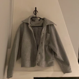 Grå jacka från Zink - Säljer en stilren fin grå jacka från Zink. Perfekt nu till våren, storlek 32/32 (runt xs)  mitt pris 100kr