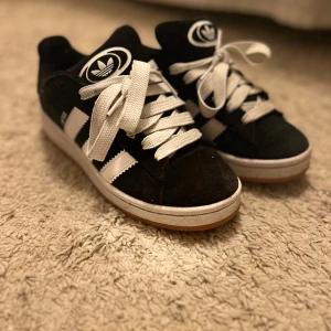 Adidas Campus  - Säljer mina snygga svarta Adidas Campus🫶 Knappt använda så väldigt bra skick🙌 Storlek.  36 1/3 men är lite större i storleken så passar nog 37/38 också!! Pris är diskuterbart