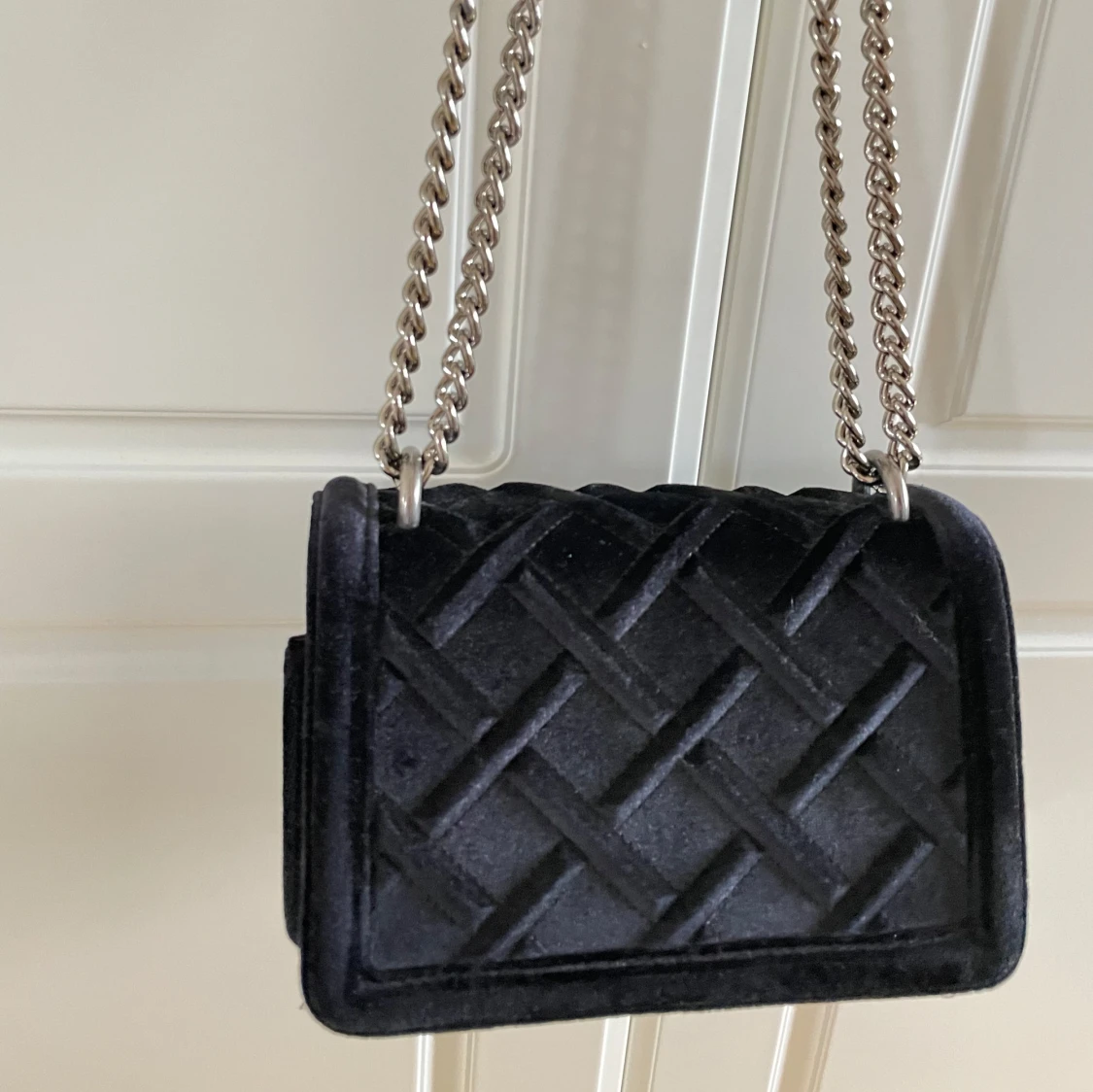 Svart quiltad axelväska med kedja oanvänd  - 1