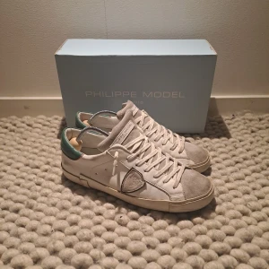 Philippe Model - Helst inga byten | FRI FRAKT om man köper inom en vecka Storlek 41 fits 42 | Bra skick! | Box medföljer vid köp | Sulan har lossnat väldigt lite på några ställen, hör av er vid bilder. Inget som synd eller märks vid användning | Slitningar ska finnas på utsidan | 1499kr!