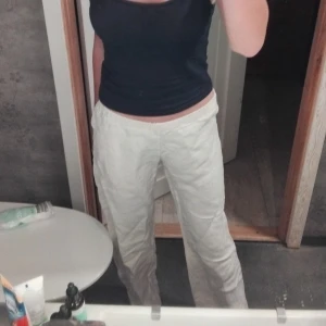 Linnebyxor - Säljer ett par vita byxor med en avslappnad passform. Byxorna har en elastisk midja för extra komfort och är perfekta för en casual look.