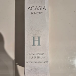 Acasia Skincare Hyaluronic Super Serum - Acasia Skincare Hyaluronic Super Serum är ett ansiktsserum med en blandning av mikro, makro och tvärbunden hyaluronsyra, niacinamid, vitamin C och E. Det ger en jämnare hudstruktur och ton samt en uppstramande effekt. Perfekt för torr hud. Applicera 3 droppar under 24H Repair Cream morgon och kväll. Nypris 399kr