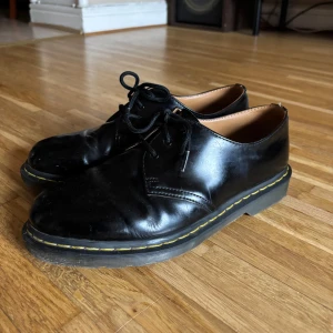Dr.Martens 1461 - Black smooth Dr.Martens 1461 i size 44. Använda men fortfarande i bra skick.