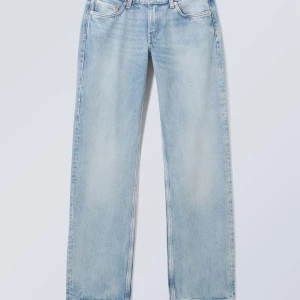 Lågmidjade jeans - Low arrow  - Snygga lågmidjade jeans med rak passform och klassisk design. Perfekta för en avslappnad stil. Dom är i fint skick. Innerbenslängd 85.