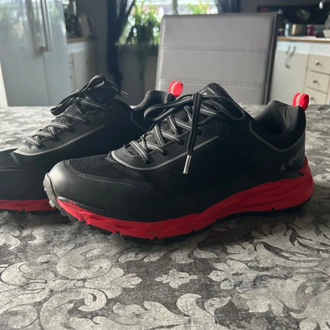 Svarta och röda sneakers med snörning