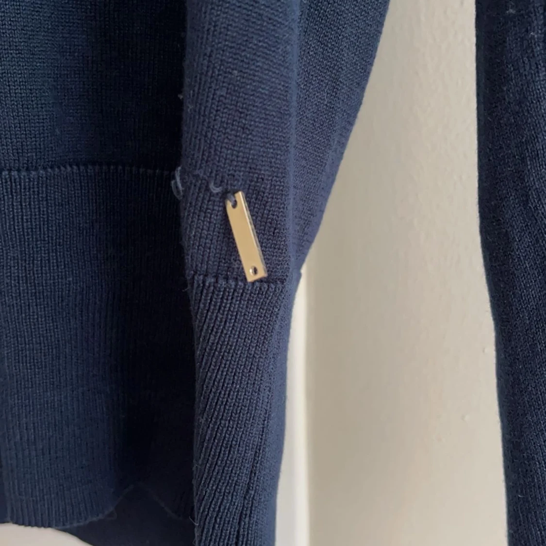 Mörkblå tröja med knappar - 1