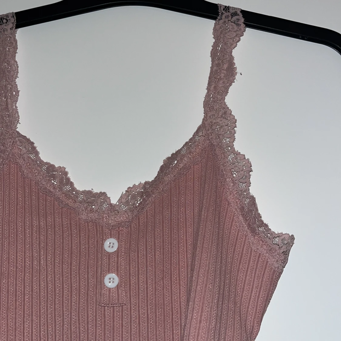 Rosa ribbad linnetopp med spetsdetaljer - 1