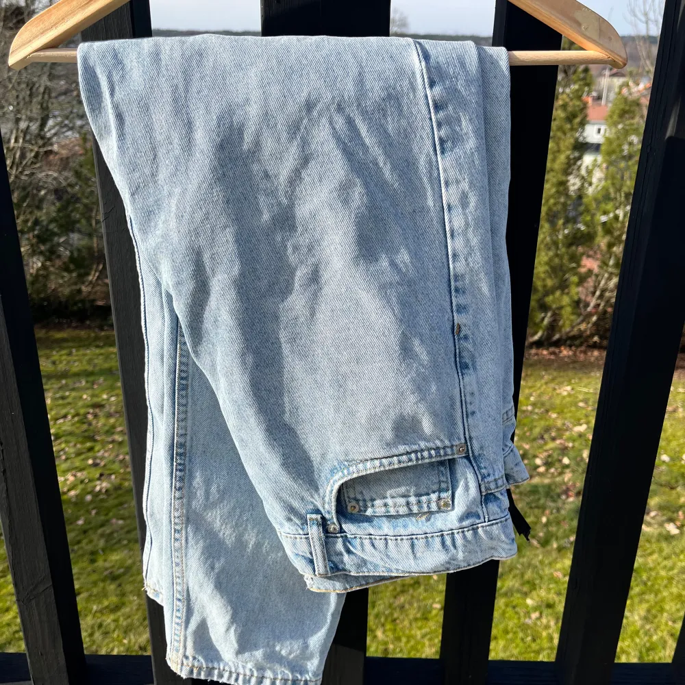 Snygga ljusblå jeans från Zara i en klassisk straight fit. Perfekta för en avslappnad stil. Taper fit. . Farkut & Housut.