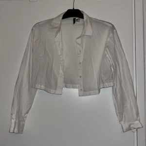 Vit croppad skjorta från H&M - Vit croppad skjorta från H&M med knappar. 🤍