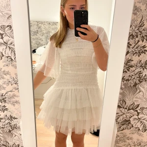 By Malina klänning vit  - Säljer en superfin vit Minnie miniklänning från By Malina. Aldrig använd och prislappen kvar! Säljer pga att jag inte hann skicka tillbaka den. Nypris är 3800kr🩷