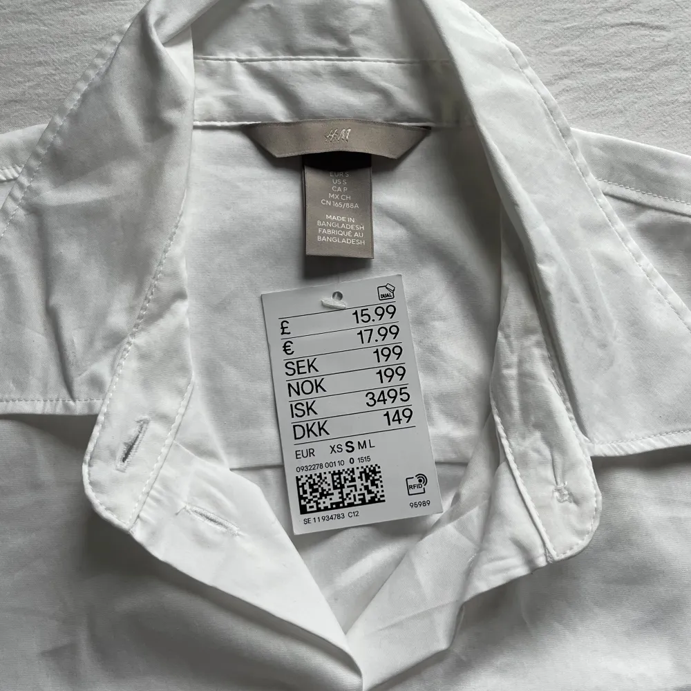 Klassisk vit skjorta från H&M. Passar lika bra över ett fint linne som på arbetsplatsen, ett basplagg som behövs i allas garderob helt enkelt! Denna är oanvänd med lappen kvar☺️nypris: 199, storlek S men den är lite längre i passformen. Paidat.