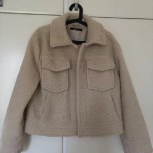 Beige teddyjacka från Gina Tricot - Köptes secondhand men var tyvärr för liten
