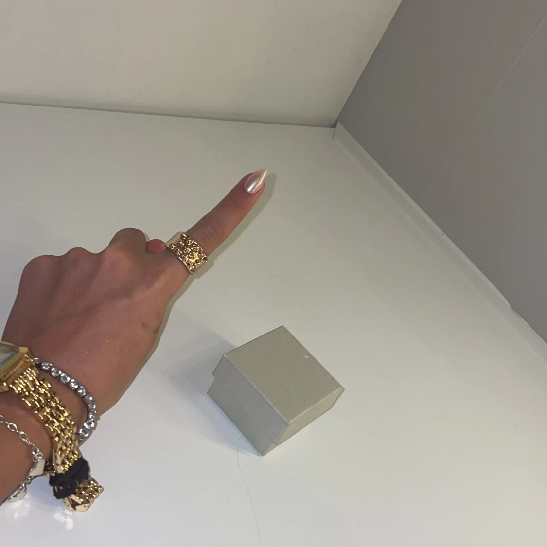 Guldfärgad ring med mönster - 2