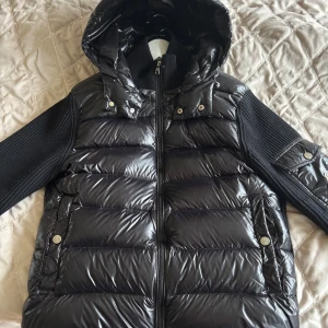 Moncler cardigan  - Svart moncler cardigan använts några gånger. Storlek 2(M)