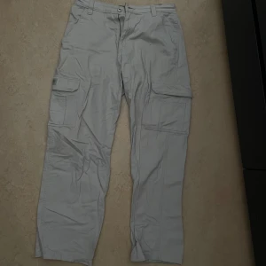 Wrangler cargo pants - Rätt bra skick, några fläckar som finns på bilderna