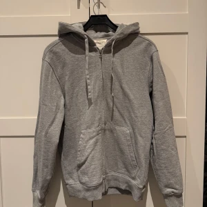 Grå Zip Hoodie Zara - Grå Zip Hoodie från Zara Origins. Storlek S. Använd få gånger, inga defekter. 
