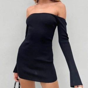 Svart offshoulder klänning från Princess Polly - Snygg svart offshoulder klänning från Princess Polly❤️Den har en tight passform och långa ärmar, perfekt för en kväll ute. Klänningen är kort och ger en elegant look. Aldrig använd!