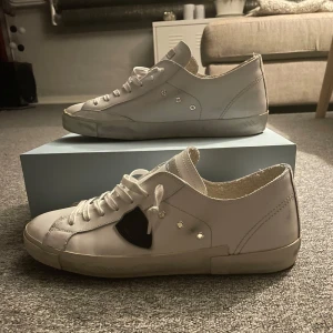 Philippe Model - Blanc Noir  - 🎨Säljer mina philippe models som jag har köpt från merch sweden för ungefär två månader sedan, har använt dom runt 30 ggr och är i princip nyskick💯såklart följer dom blåa snörerna också med om man vill byta💯nypris 2800kr