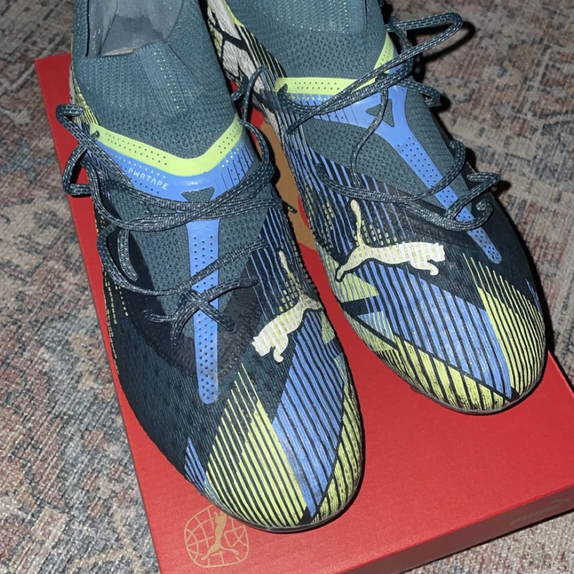 Flerfärgade fotbollsskor från Puma