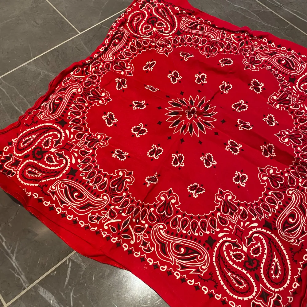 Cool piratkostym från Marks & Spencer för barn i åldern 7-8 år. Inkluderar randiga byxor i rött och svart, en guldig dödskallemask och en röd bandana. Perfekt för maskerad eller Halloween!. Puvut & Bleiserit.