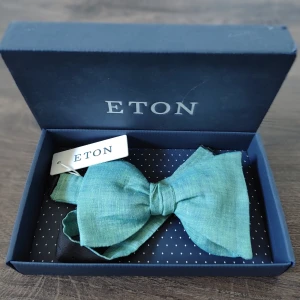 Grön fluga från Eton - helt ny - Elegant grön fluga från Eton i en stilren design. Perfekt för att ge en sofistikerad touch till din outfit. Kommer i en snygg original presentförpackning. Helt ny! Inköpt för 999kr.