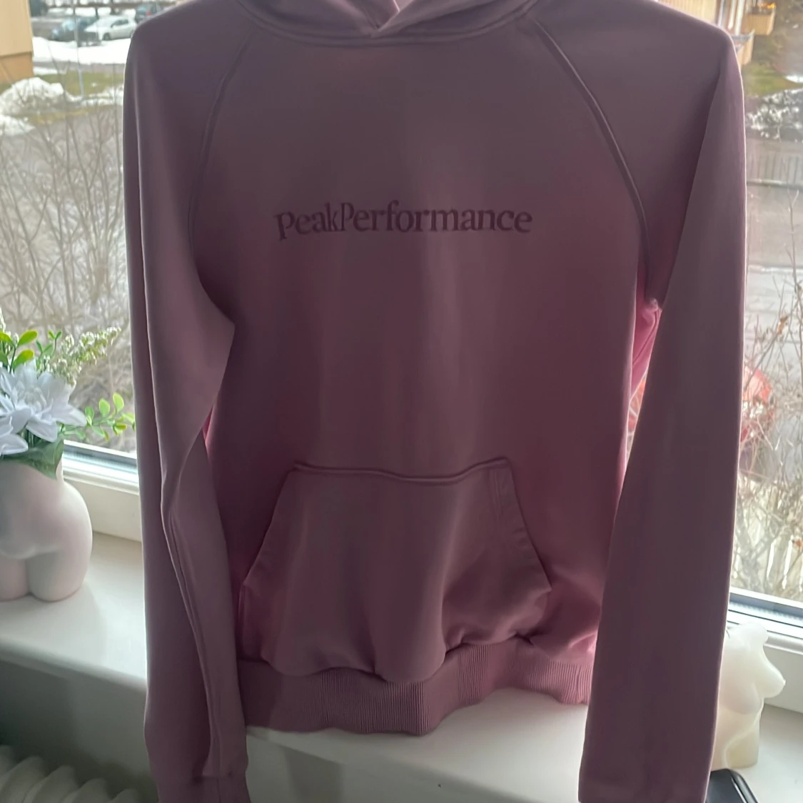 Rosa hoodie från Peak Performance