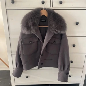 Byte!! Grå meotin jacka - Vill byta min gråa meotin kappa mot en likadan i svart, den är i nyskick förutom att den har förlorat en knapp i mitten utav jackan 