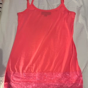 Rosa linnetopp från Zay Clothing - Köpt secondhand i fint skick                                              Passa mer L-XL än S som det står på tröjan 