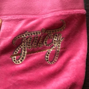 Rosa mjukisbyxor från Juicy Couture - Snygga rosa mjukisbyxor från Juicy Couture med glittrig logga på framsida.  Passar tyvärr inte mig. Storlek M. 