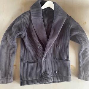 Filippa K Cardigan - Riktigt snygg cardigan från Filippa K Man, funkar till både killar o tjejer. Storlek S men stor i storleken, väldigt fint skick