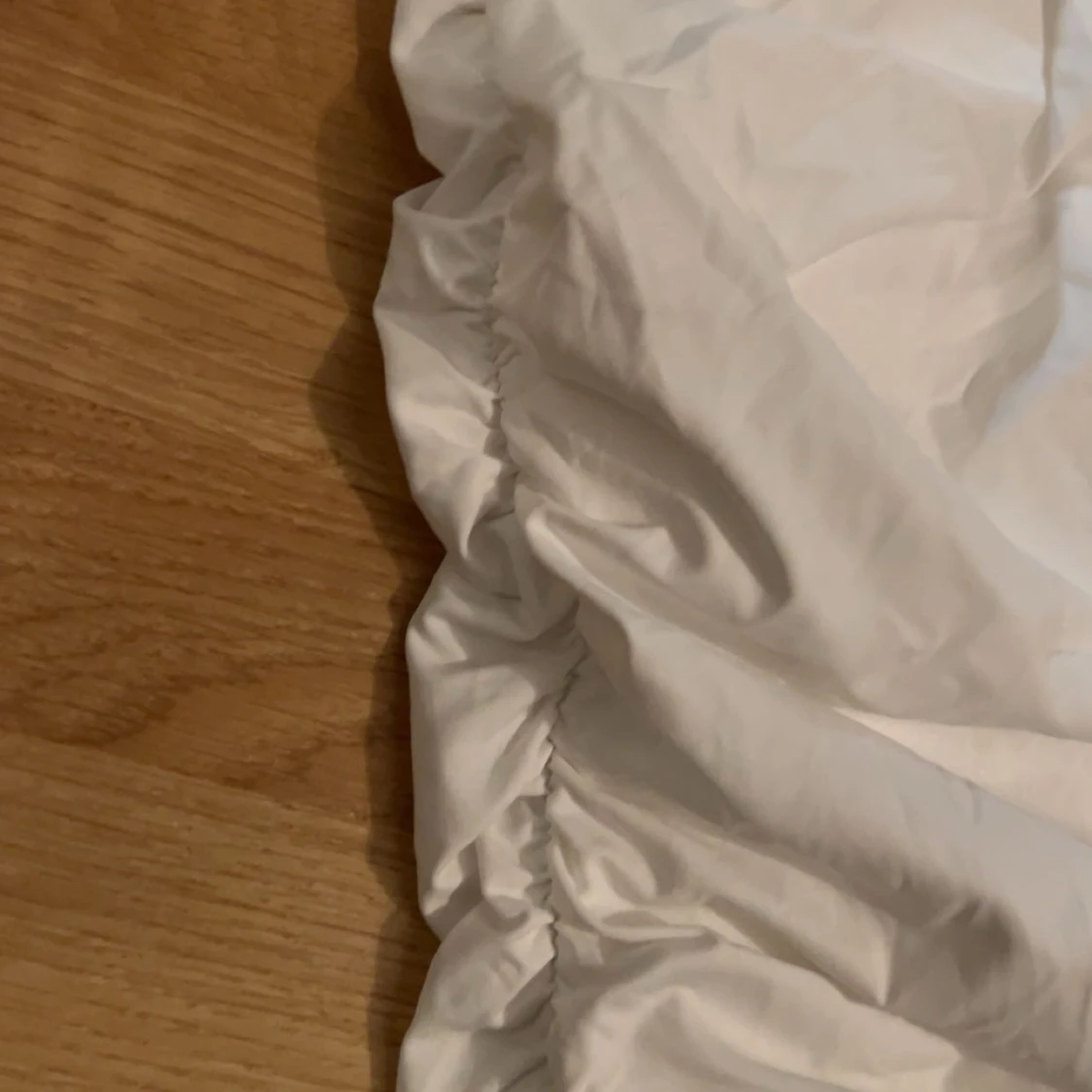 Vit långkjol med rynkdetaljer - 1