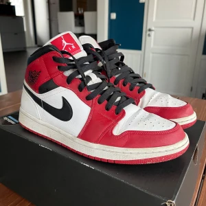 Nike Air Jordans 1 Mid - Säljer min killes Nike Air Jordans 1 Mid i rött, vitt och svart. De är använda sparsamt, lite slitna på sulan. Det är orginal lådan till skorna. Jag har rengjort dom ytligt nu men de går ju att göra de djupare och även tvätta skosnörena.👟