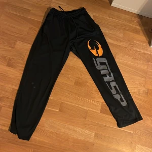Svarta träningsbyxor från GASP - Schyssta svarta träningbyxor från gasp. Tryck på benet. Storlek S. Har en liten skada på knät, se sista bilden. Använda enbart ett fåtal gånger pga liten i storlek. Köpta på gymgrossisten för ca ett halvår sen, nypris 600