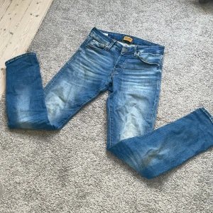 Nya Jack and Jones jeans  - Tjena! Säljer nu mina helt nya jeans. Använt några fåtal gånger. Säljer för de passade inte mig. Riktigt fina brallor. Skriv om du har någon fråga😊