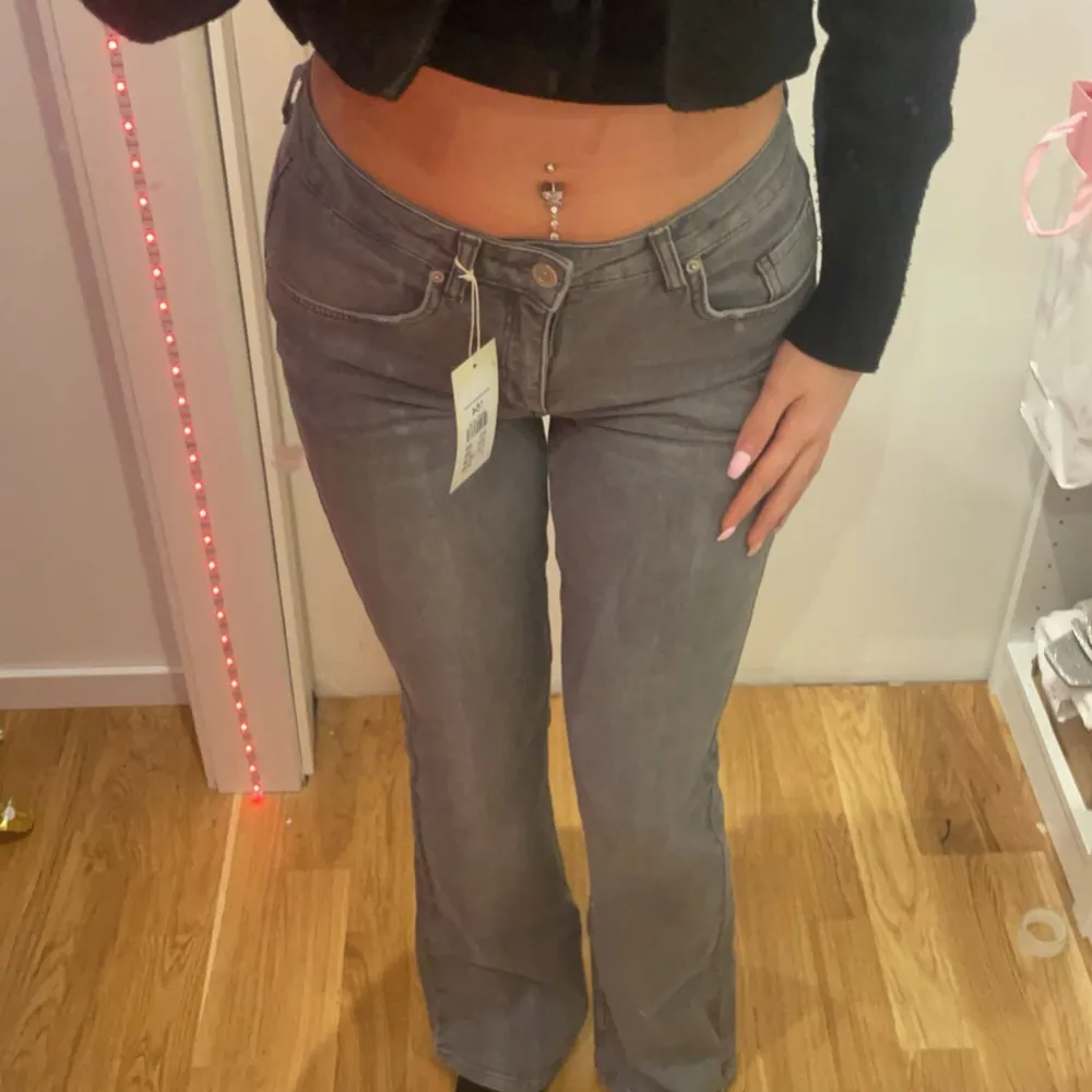 Oanvända bootcut jeans från Kappahl. Storlek 164. . Farkut & Housut.