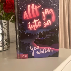 Allt jag inte sa - Boken 'Allt jag inte sa' av Yrsa Walldén har ett omslag med en stämningsfull illustration av en bil under en stjärnklar himmel. Texten på framsidan är i rosa och vitt, vilket ger en drömlik känsla. Perfekt för dig som gillar ungdomsromaner med djup och känsla.