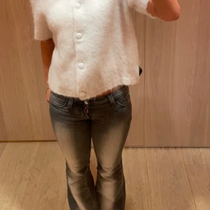 Low waist bootcut jeans  - Snygga low waits bootcut jeans från weekday, slutsålda 27/32