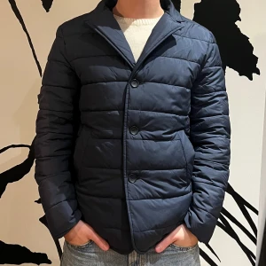 John Henric jacka  - Tja! Säljer denna sjukt feta John Henric jacka! Sjukt snygg och varm, passar perfekt till vintern med en halsduk! Jackan är använd endast 1 gång, hör av er vid intresse! 🙌