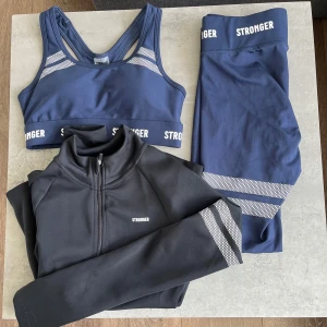 Stronger träningskläder  - Stronger träningskläder. Allt för  500kr. Byxor stl Small (mörk blå) Topp stl x-small (mörk blå)Knappt använda,fint skick