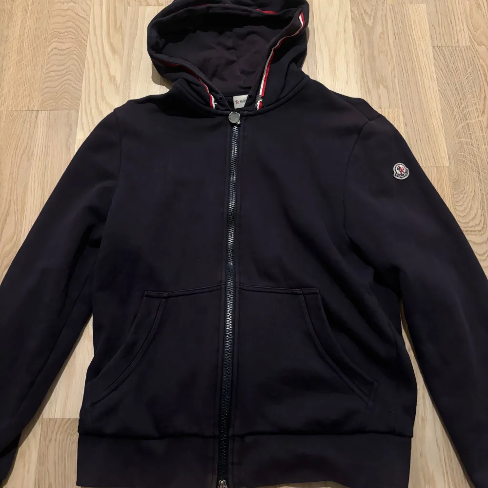 Säljer nu en Moncler hoodie i okej skick! Den har ett litet hål på ena armbågen men absolut inget man tänker på. Hör av dig privat för mer info!🙌. Hoodies.