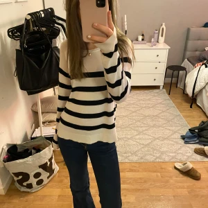 Stickad tröja - Fin stickad tröja från zara. Fint skick och perfekt till hösten🍂❣️